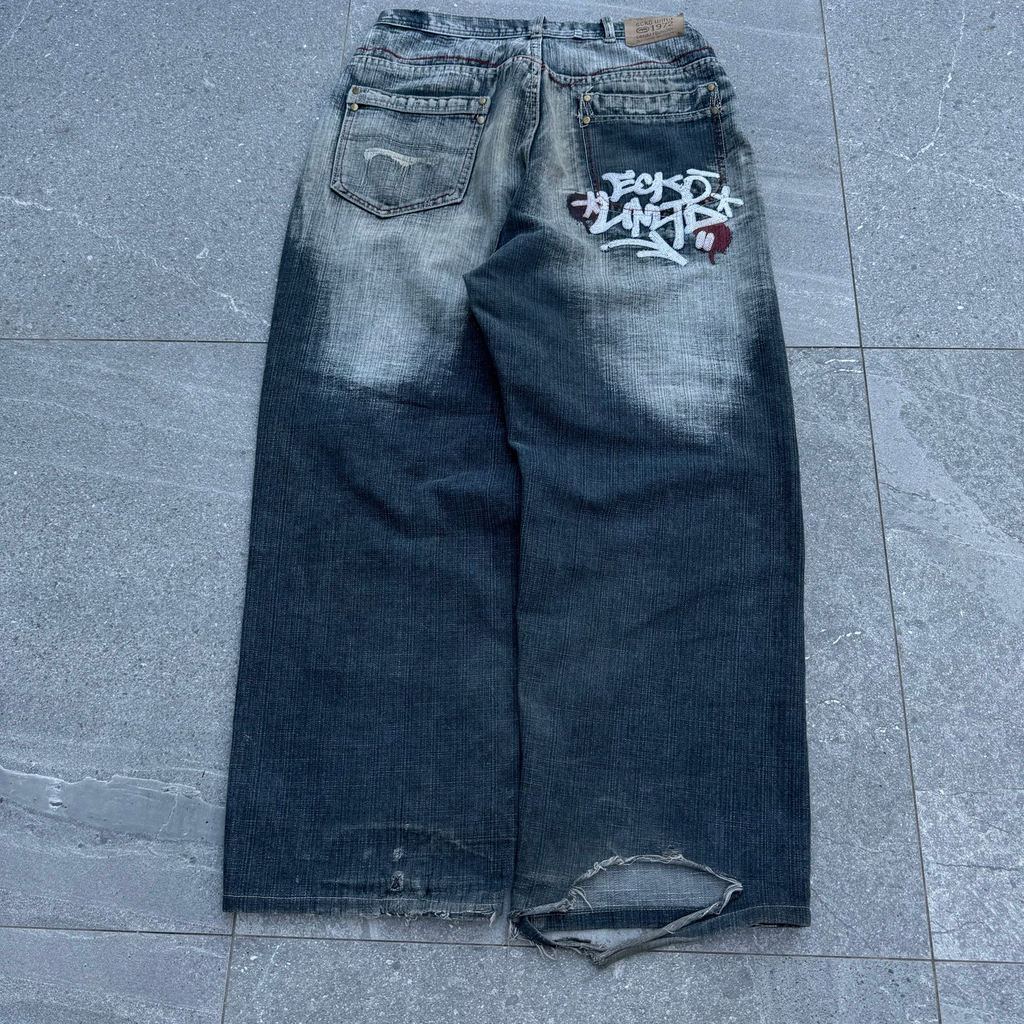 grail ecko graffitis - 32x28”