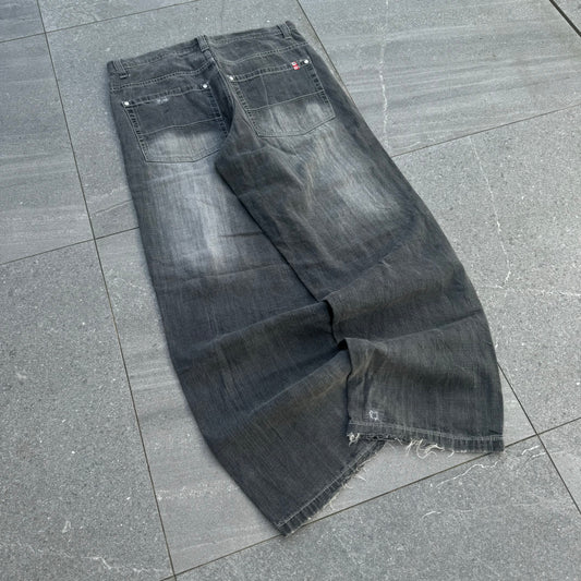 my last pair of redtabs 🥀 35x31”