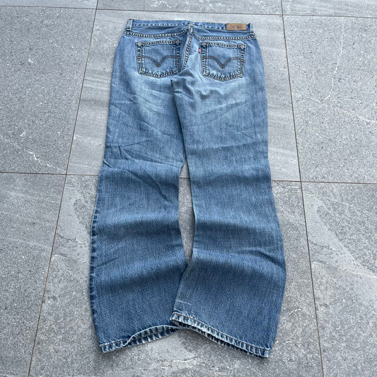 damn the wash on these is so good. levi 515 bootcuts -32x31”