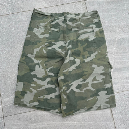 beautiful wrangler camo shorts - 33x10”