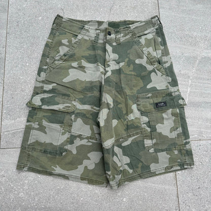 beautiful wrangler camo shorts - 33x10”