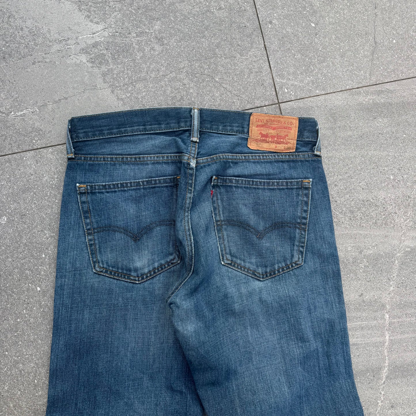 beautiful dark wash levi’s - 32x30”