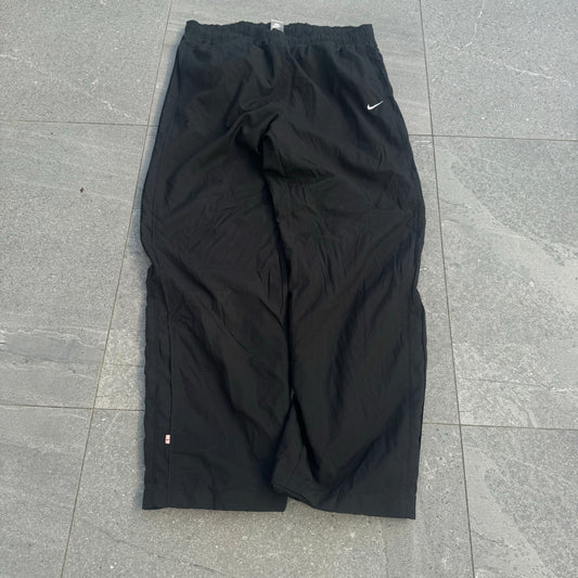 reaaaaal tidy nikes - 36x31”