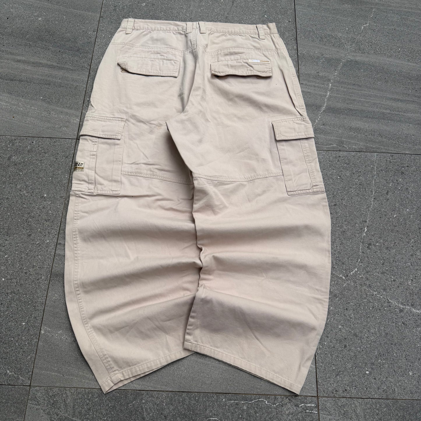 rare tan southpoles 🧼 - 38x30”