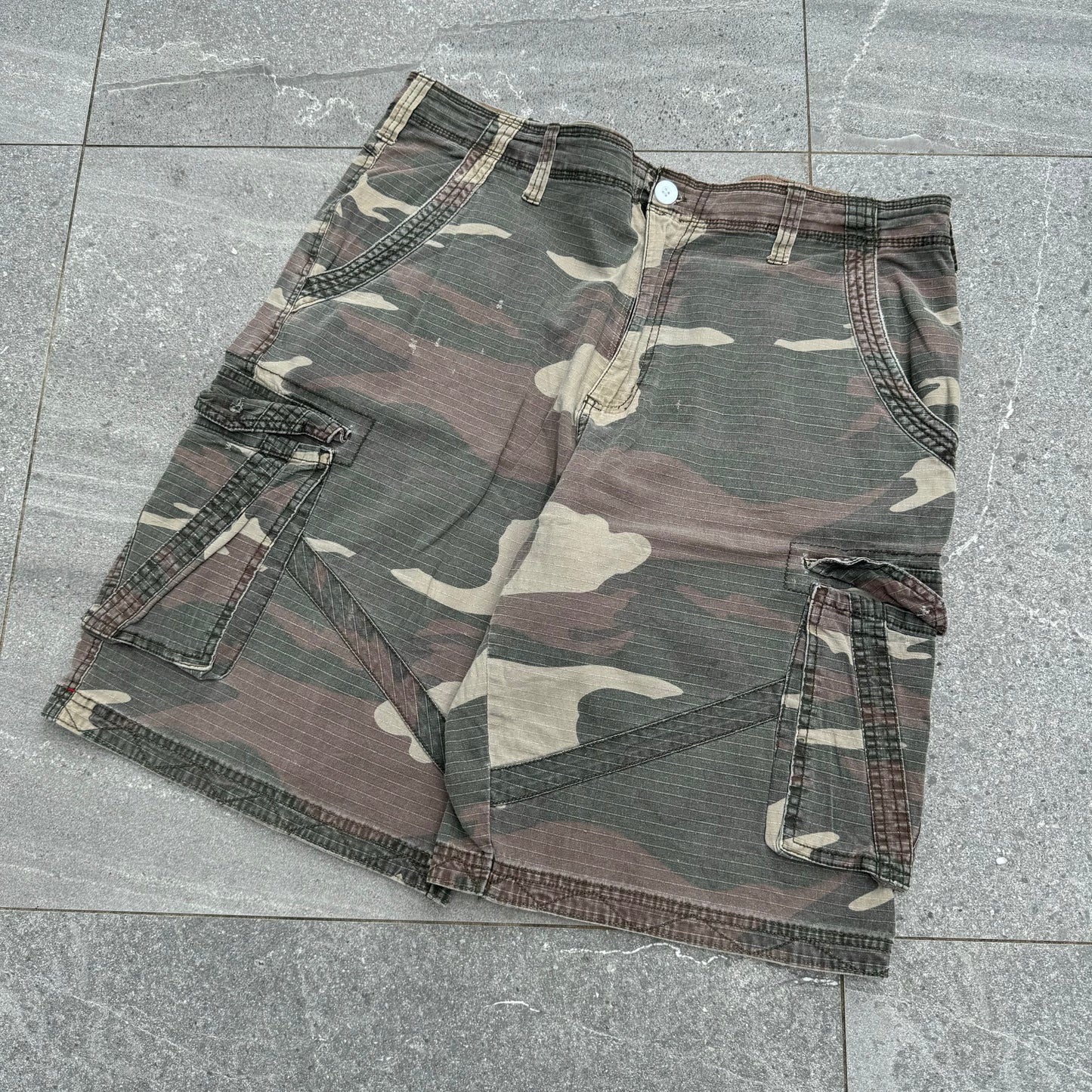 huge airwalk camo shorts - 38”