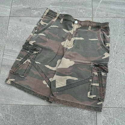 huge airwalk camo shorts - 38”