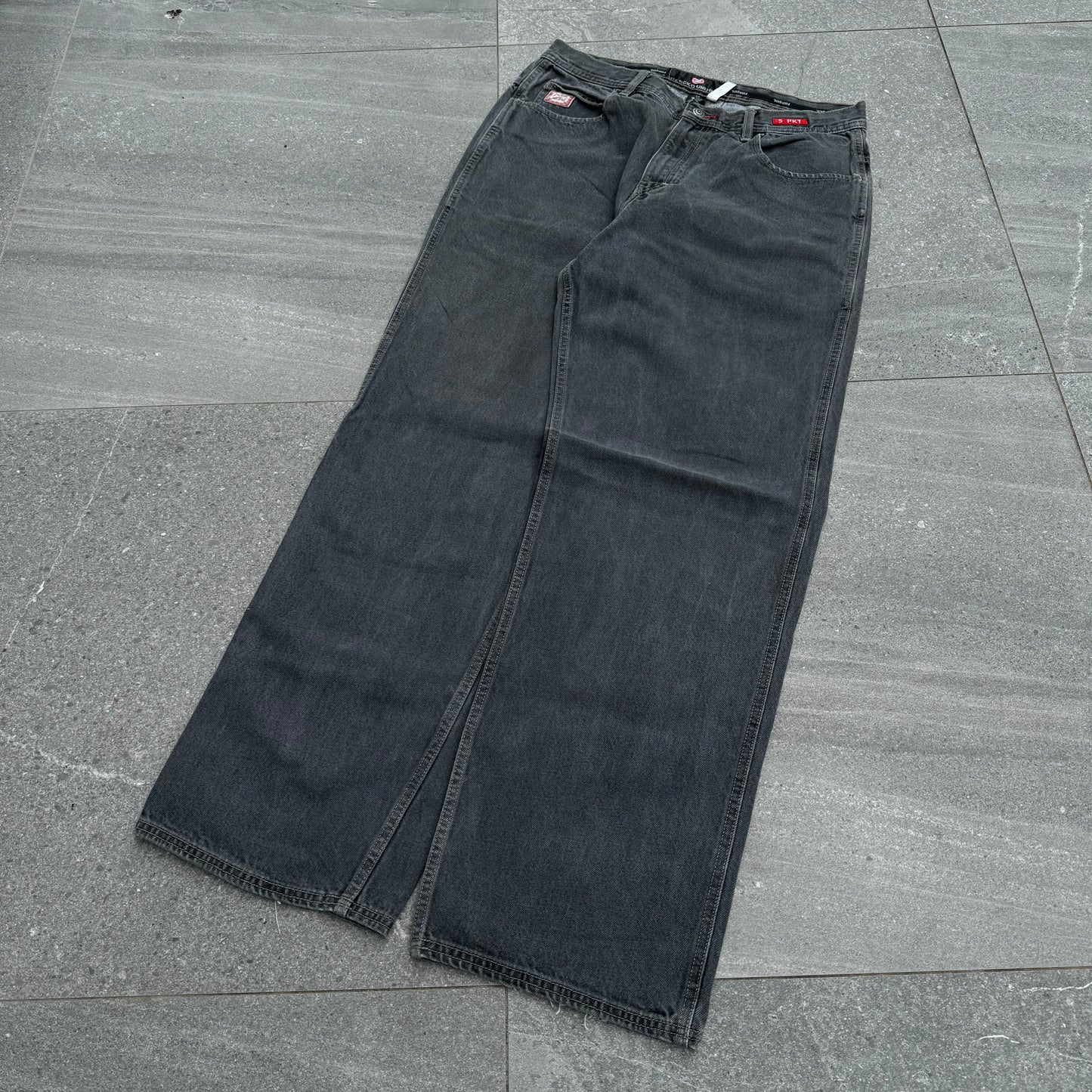 ecko carpenters - 33x33”