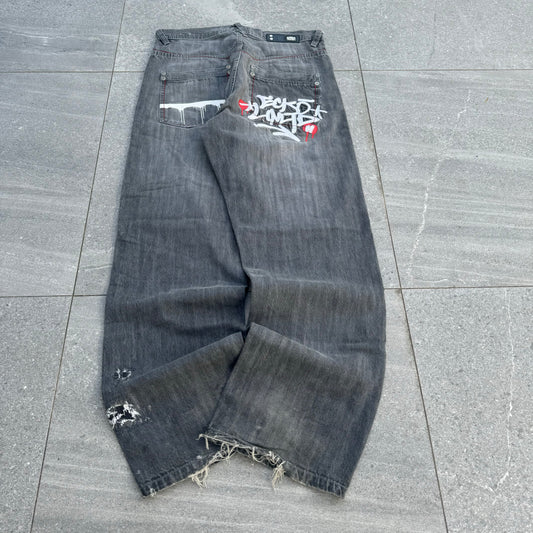 ecko graffiti’s 💯 34x33”