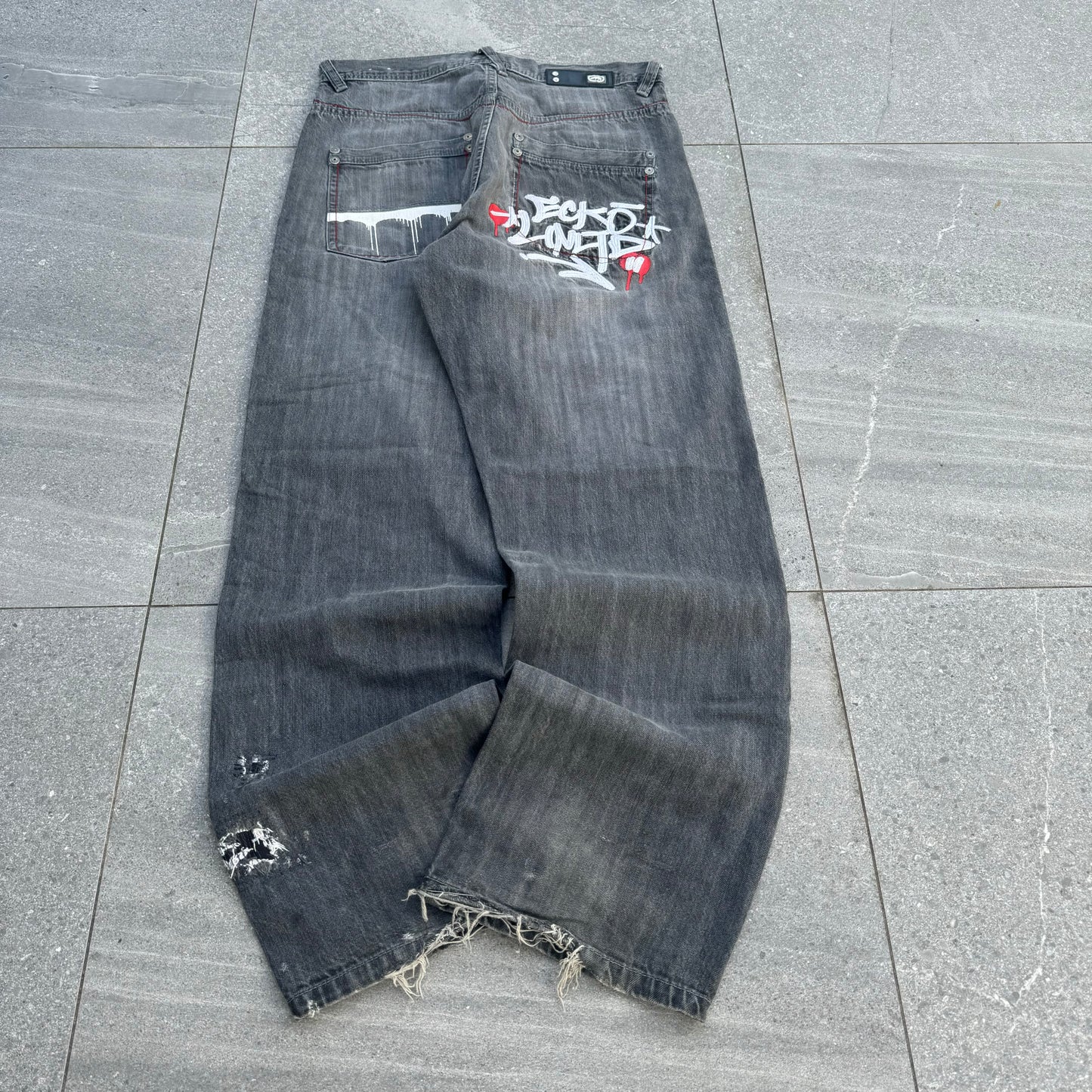 ecko graffiti’s 💯 34x33”