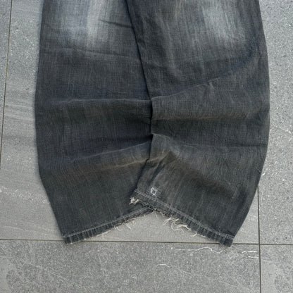 my last pair of redtabs 🥀 35x31”