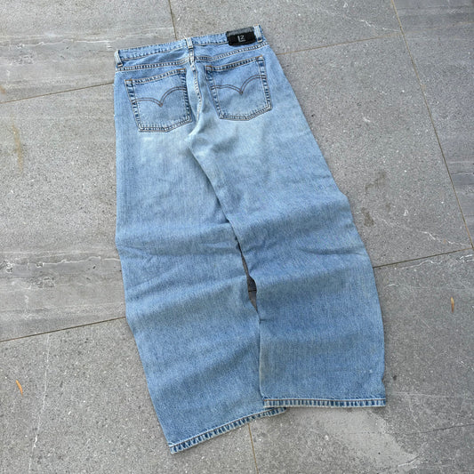 beautiful pair. 1998 levi’s L2 jeans - 32x31”