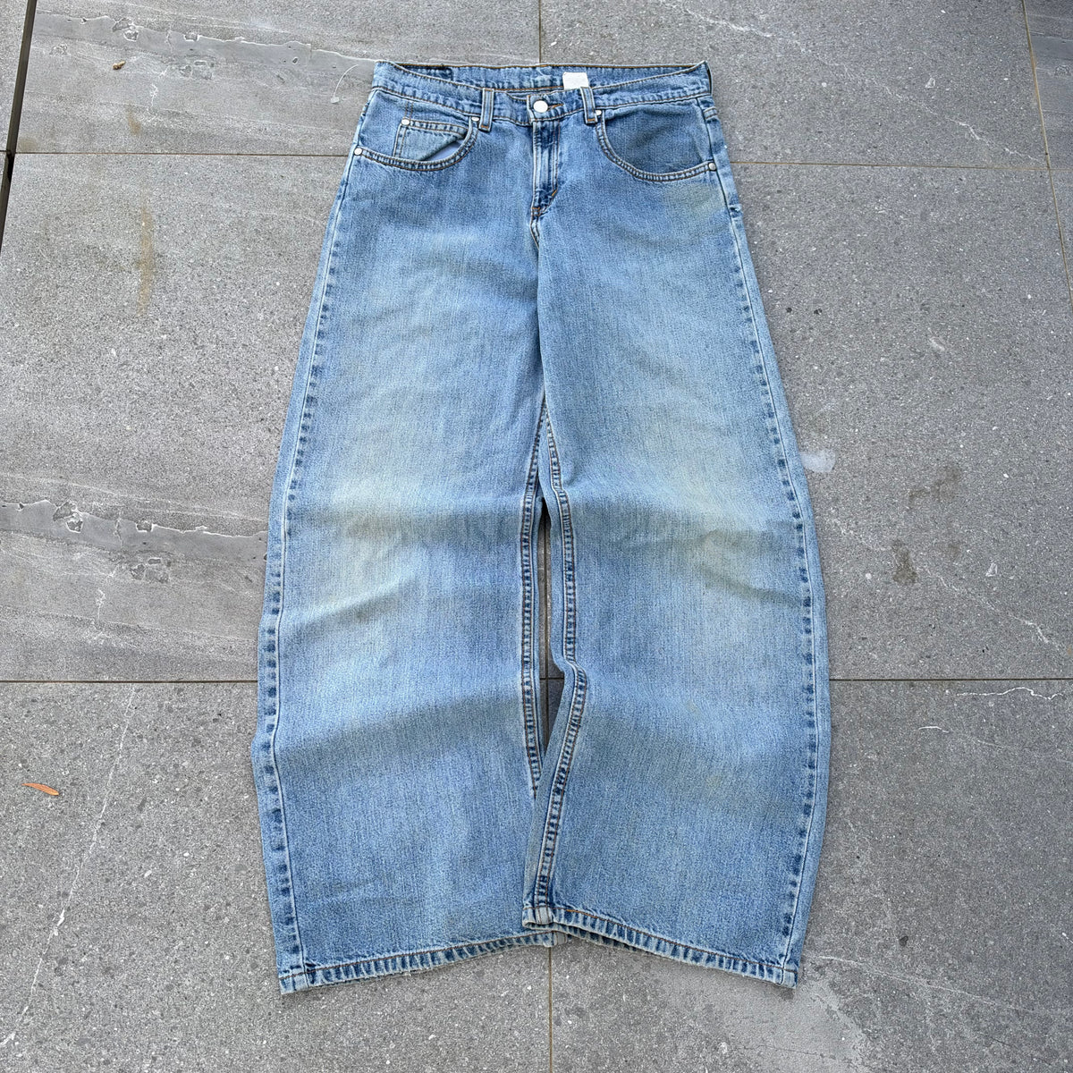 beautiful pair. 1998 levi’s L2 jeans - 32x31”