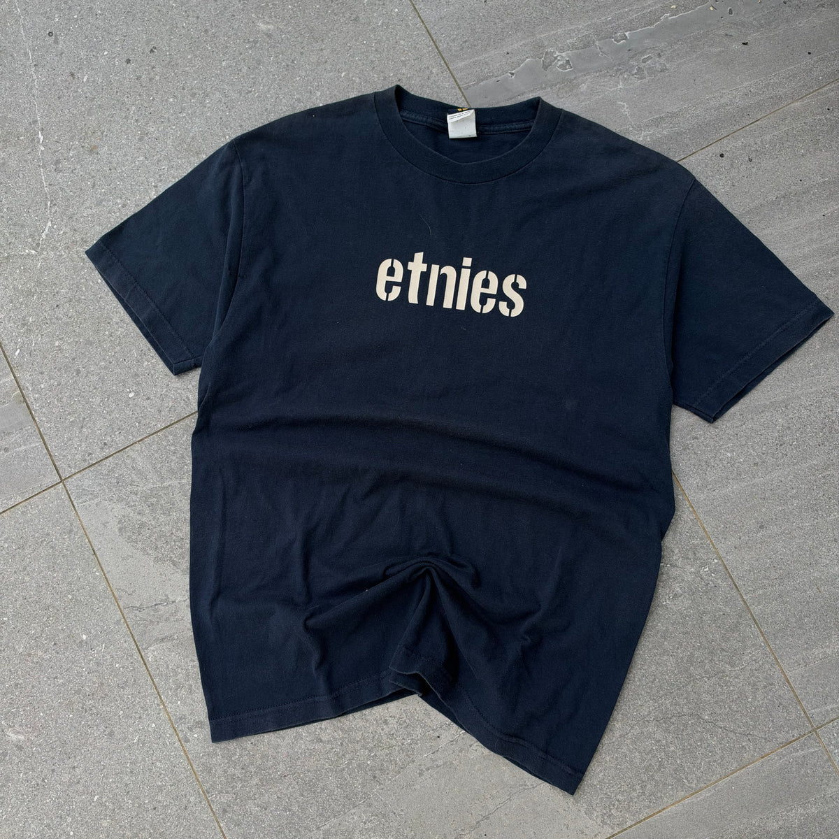 90s etnies tee - L