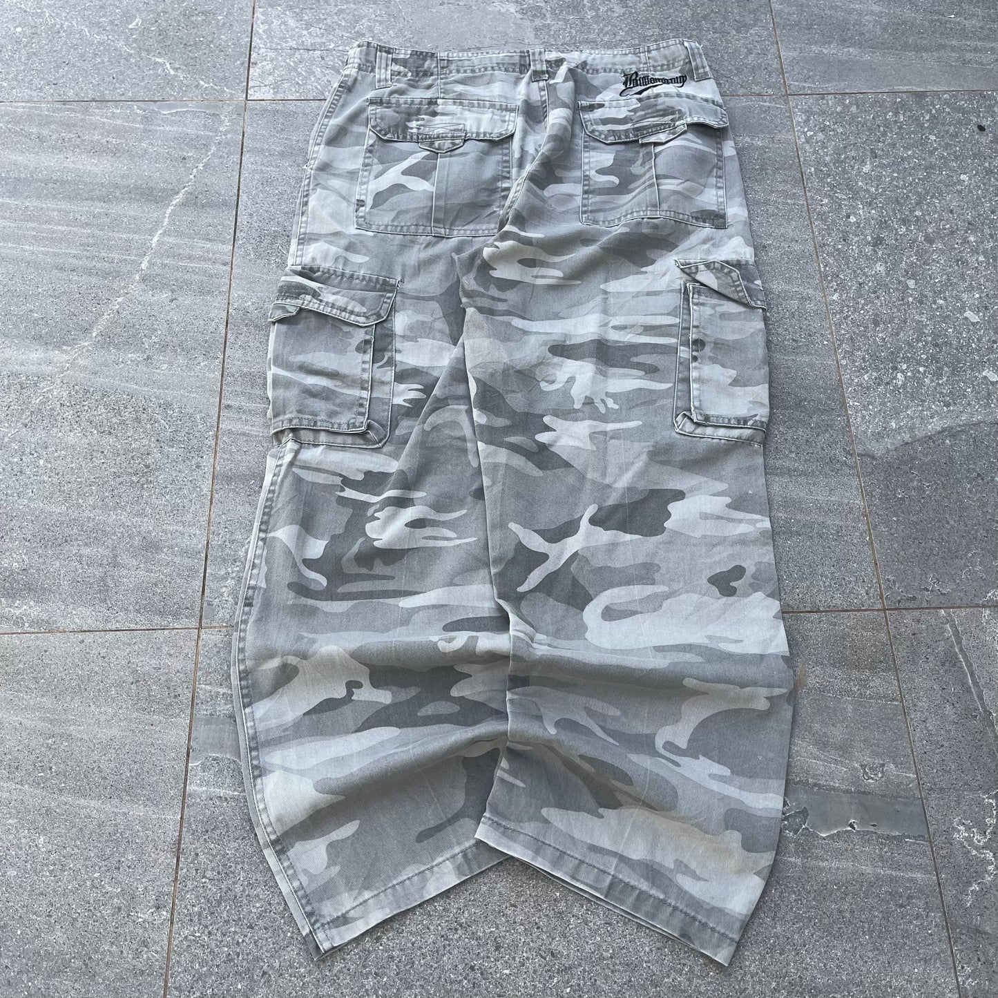 toughhhh snow camo cargos - 31x27”