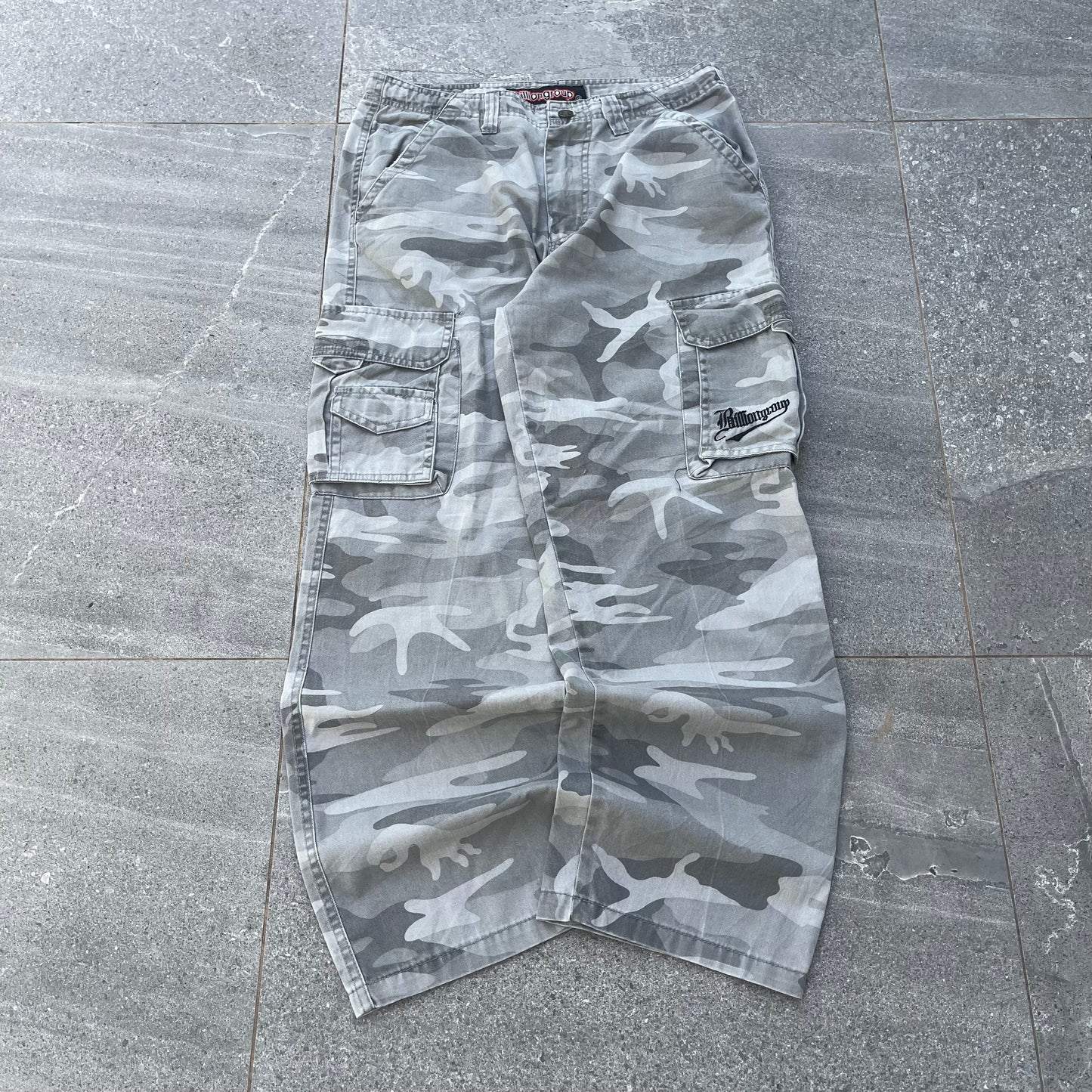 toughhhh snow camo cargos - 31x27”