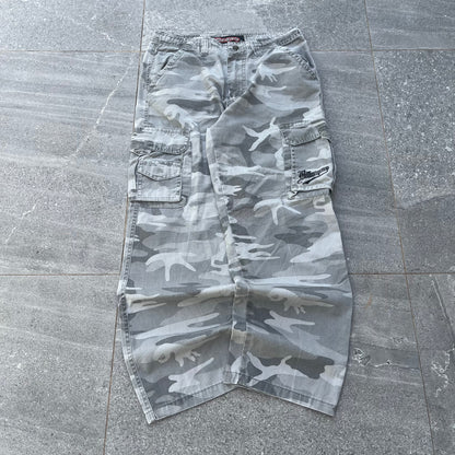 toughhhh snow camo cargos - 31x27”