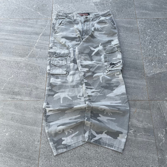 toughhhh snow camo cargos - 31x27”